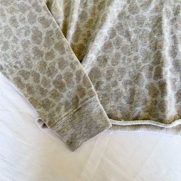 Colsie Gray Leopard Print Top - Picture 3 of 3